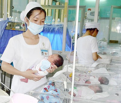Babies should be vaccinated within 24 hours after born (Photo: SGGP)
