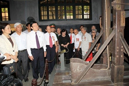 President Truong Tan Sang (third, left) yesterday visits the Hoa Lo Prison Relic Site in Ha Noi and meets with revolutionary soldiers who were imprisoned by the French colonists from 1930 to 1945. — VNA/VNS Photo Nguyen Khang