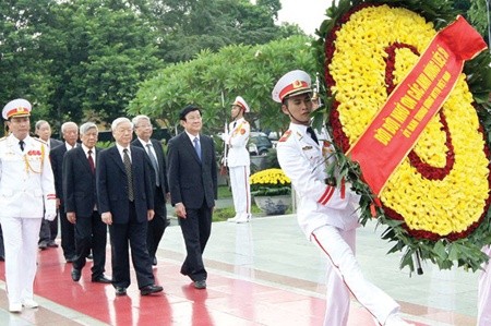 Top leaders lay a wreath at the Monument to War Heroes and Martyrs in Ha Noi to mark Viet Nam's 67th War Invalids and Martyrs Day (July 27). — VNA/VNS Photo An Dang