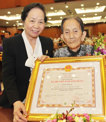 Vice State President Nguyen Thi Doan bestows the title “Heroic Vietnamese Mother” to mother Nguyen Thi Nam