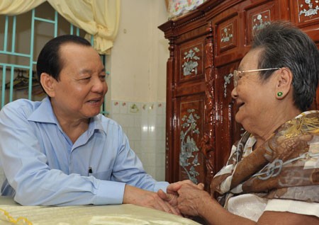 HCM City's Party Committee Secretary Le Thanh Hai visits Vietnamese heroic mothers, Nguyen Thi Binh