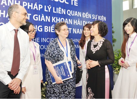 Prof., Dr. Mai Hong Quy (Ao dai) from the Ho Chi Minh City University of Law- the host of the event and foreign delegates exchange views on the East Sea disputes