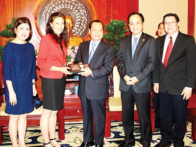 Secretary of HCMC Party Committee Le Thanh Hai (C) receives director general of Intel Products Vietnam Sherry Boger (2nd, L) on the debut of the company’s first central processing unit (CPU) product in Vietnam on July 29 (Photo: SGGP)