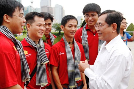 Head of the HCMC Party Committee’s Public Relations Nguyen Van Ranh encourages volunteers at the launching ceremony of the volunteer campaign (Photo:SGGP)