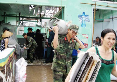 Rescuers help residents move their furniture to safe place (Photo:SGGP)