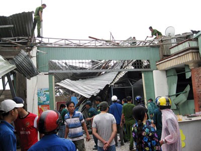 Many houses were destroyed by cyclone in Co Do town (Photo:SGGP)