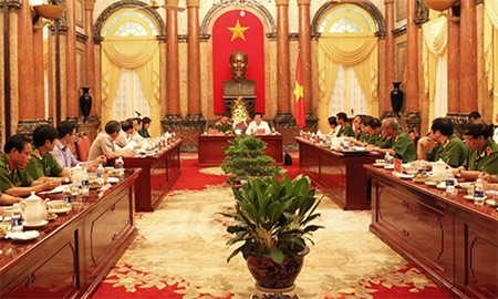 President Truong Tan Sang has a working session with leaders of investigative police on the performance of the country's judicial reform in the first six months of the year.— VNA/VNS Photo