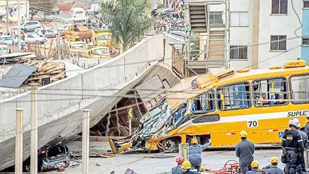 Hiện trường vụ sập cầu vượt mới đây ở Brazil.