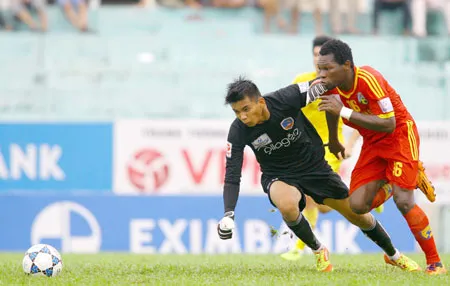 Trận thắng đậm 5-3 của HVAG trước QNK Quảng Nam làm cuộc đua trụ hạng thêm gây cấn. Ảnh: Dương Thu