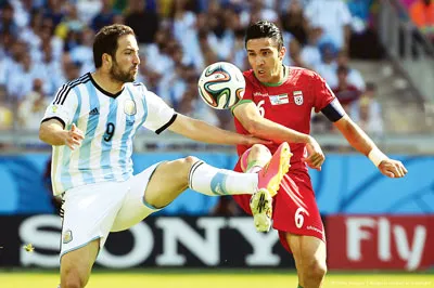 Gonzalo Higuain (trái, Argentina) là nỗi thất vọng lớn.