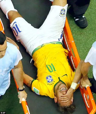 Neymar, ngôi sao số 1 của Brazil phải rời sân trên cáng với nước mắt ràn rụa.