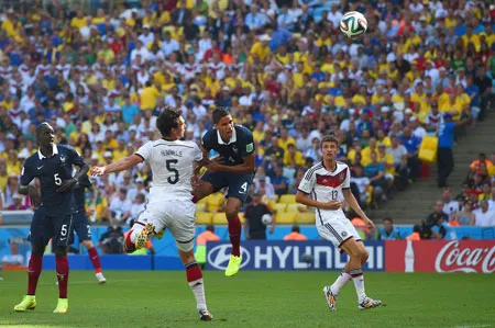 Bàn thắng duy nhất của Hummels (5) đủ đưa người Đức đi tiếp vào bán kết.