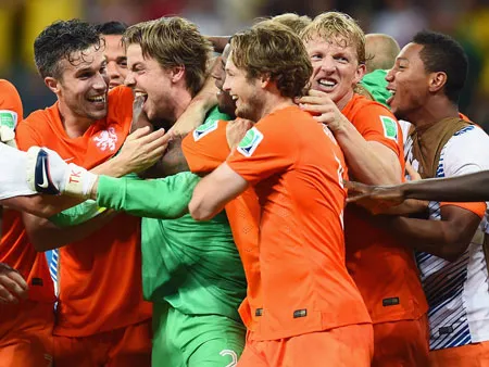 Các cầu thủ Hà Lan vui mừng chiến thắng.