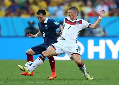 Tuyển Đức (phải) đang trở thành ứng cử viên số 1 cho ngôi vương World Cup 2014.