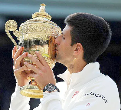 Djokovic và chiếc cúp vô địch Wimbledon.