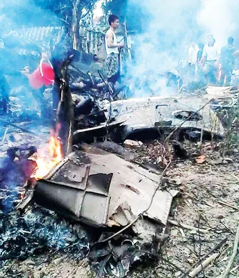 Phi công điều khiển máy bay ra xa khu dân cư trước khi rơi