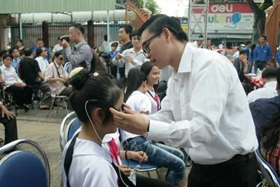 140 “mắt thần” tặng thương binh, học sinh bị khiếm thị