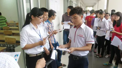 Thí sinh làm thủ tục trước giờ thi tại điểm thi Trường THPT Nguyễn Hữu Thọ quận 4