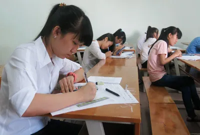 Thí sinh đang làm bài thi môn Địa lý tại điểm thi Trường ĐH Công nghệ TPHCM