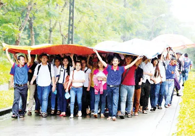 Che mưa cho thí sinh ra về sau giờ thi môn Toán tại Trường ĐH Nông Lâm. Ảnh Mai Hải