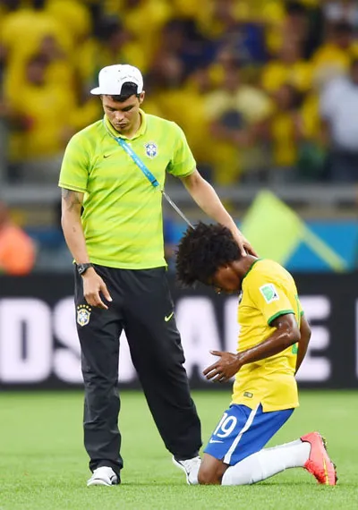 Thiago Silva an ủi Willian sau thất bại kinh hoàng.