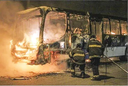 Hiện trường chiếc xe buýt bị đốt.