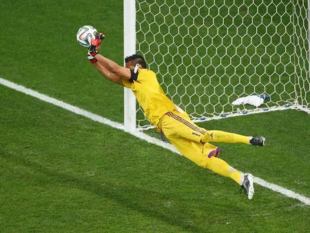 Thủ môn Sergio Romero xuất sắc tung người cản phá cú sút của Sneijder.