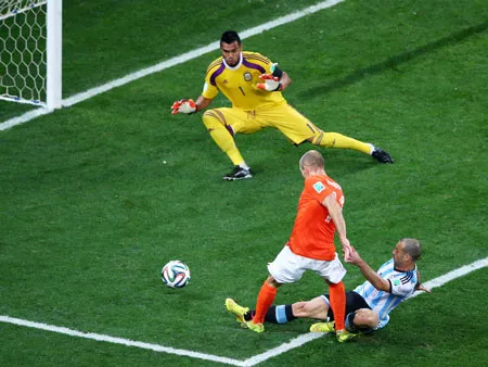 Mascherano lao về phá bóng ngay trước mũi giày của Robben, cứu cho Argentina bàn thua trông thấy.