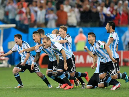 Niềm vui của các cầu thủ Argentina sau khi Maxi Rodriguez sút tung lưới thủ môn Cillessen ở loạt penalty thứ 4.