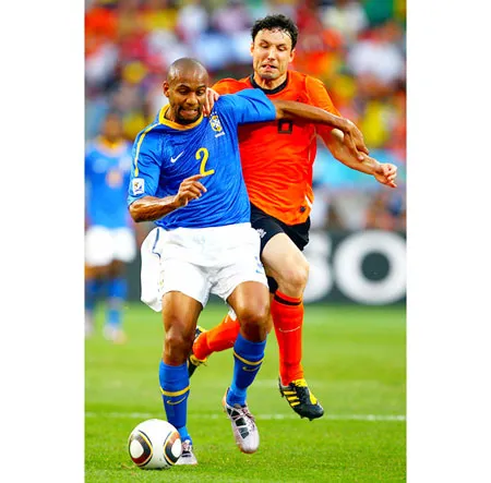 Hậu vệ Maicon (Brazil) trong trận gặp Hà Lan tại tứ kết World Cup 2010.
