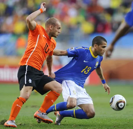 Hậu vệ Daniel Alves (phải, Brazil) tranh bóng với Wesley Sneijder (Hà Lan).