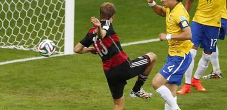 Thomas Muller (trái, Đức) ghi bàn trong trận thắng Brazil 7-1.