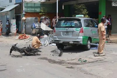 Xe taxi gây tai nạn giao thông liên hoàn