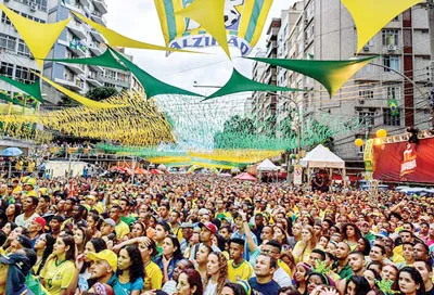 Bóng đá giúp người dân xích lại gần nhau khi có chung cảm xúc.