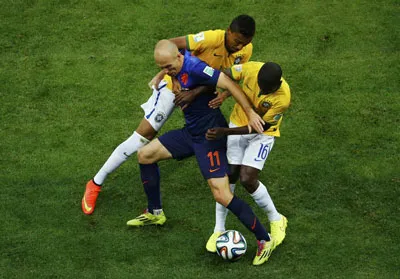 Robben trong vòng vây cầu thủ Brazil.