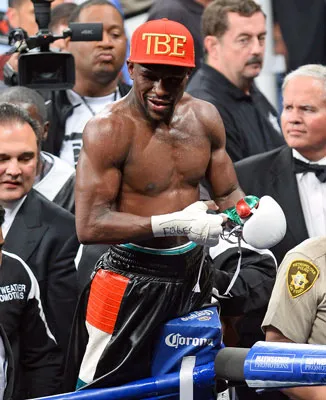 Floyd Mayweather diệu võ giương oai sau trận thắng Marcos Maidana hồi tháng 5.