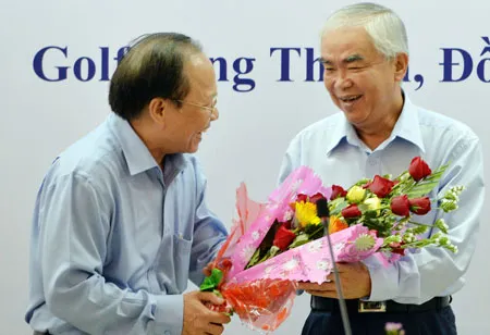 Bộ trưởng Hoàng Tuấn Anh tặng hoa chúc mừng ông Lê Hùng Dũng. Ảnh: Q.Thắng