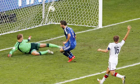 Pha ghi bàn vào lưới đội Đức của Higuain nhưng trọng tài không công nhận cho Argentina