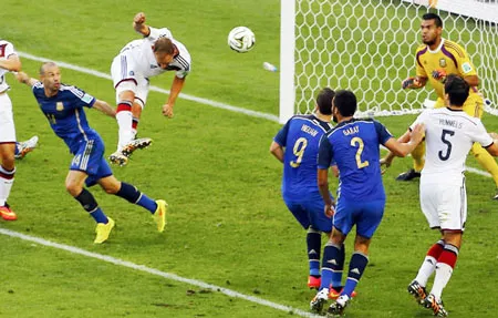 Pha đánh đầu chạm cột dọc của trung vệ Howedes đánh mất cơ hội ghi bàn cho tuyển Đức.