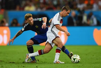 Hậu vệ Philipp Lahm (phải) đi bóng qua Lucas Biglia (Argentina).