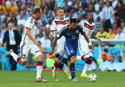 Benedikt Hoewedes, Schweinsteiger và Jerome Boateng (Đức) bám theo Lavezzi (Argentina).