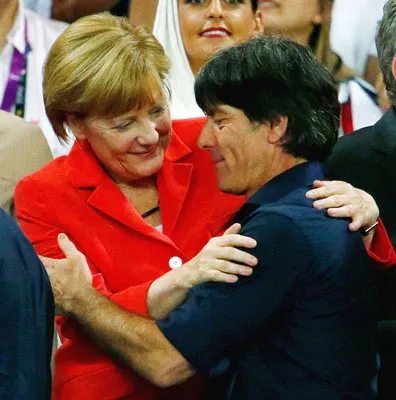 Thủ tướng Đức Angela Merkel chia sẻ niềm vui với HLV Joaquim Loew