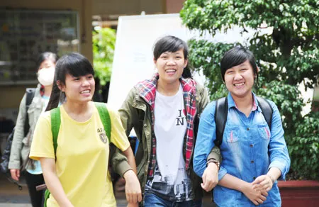 Thí sinh trường CĐ Kinh tế đối ngoại sau giờ thi Toán. Ảnh Mai Hải