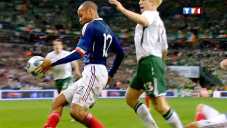 Thierry Henry (trái, Pháp) chơi bóng bằng tay.