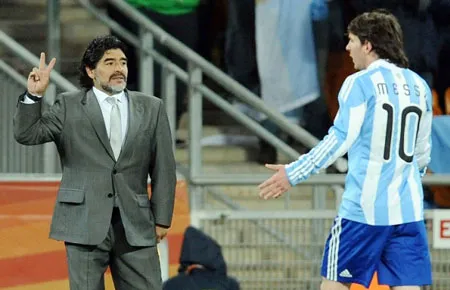 Diego Maradona và Lionel Messi.