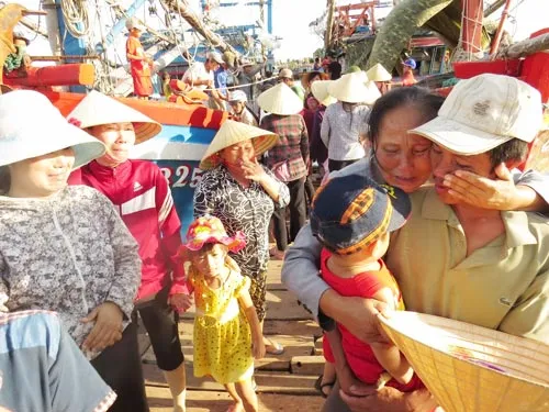 Phút vui mừng trong vòng tay người thân