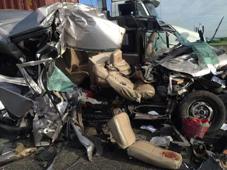 Phần đầu chiếc xe khách bị bẹp dúm. Ảnh: Sơn Hải