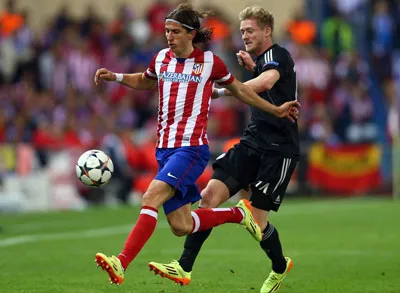 Filipe Luis (trái, Atletico) lấy bóng của Andre Schuerrle (Chelsea) trong trận bán kết Champions League mùa trước.
