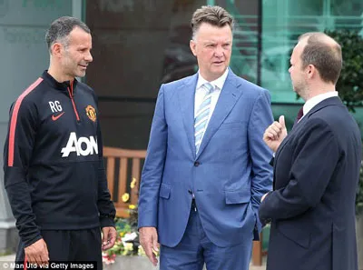 Van Gaal trao đổi với trợ lý Ryan Giggs (trái) và Phó chủ tịch điều hành Ed Woodward.