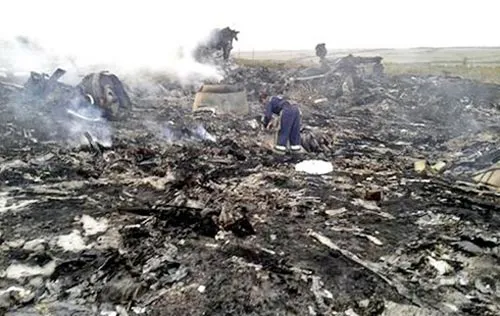 Hiện trường máy bay rơi tại làng Grabovo, Donetsk. Ảnh Reuters